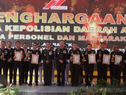 Ipda Irvan Waka Polsek Tanah Jambo Aye menerima penghargaan sebagai Polisi Teladan dari Polda Aceh