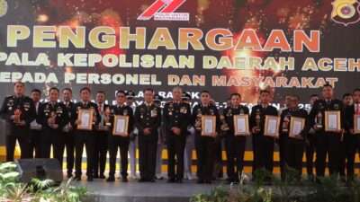 Ipda Irvan Waka Polsek Tanah Jambo Aye menerima penghargaan sebagai Polisi Teladan dari Polda Aceh