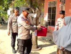 Polres Lhokseumawe Bagikan Bendera Merah Putih, Ajak Warga Meriahkan HUT RI ke 80
