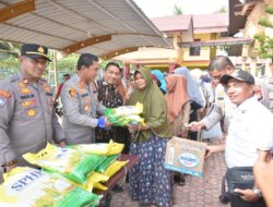 Kapolres Lhokseumawe Salurkan 1,6 Ton Beras Murah di Bangka Jaya