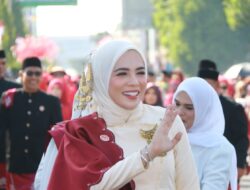Wali Kota Lhokseumawe Lepas Pawai Karnaval HUT RI ke-80, Ibu Wali Ikut Jalan Kaki
