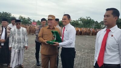 Bupati Aceh Utara Serahkan Penghargaan kepada Personel Polres atas Pengungkapan Aliran Millah Abraham