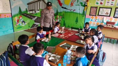 Polisi Kawal Pembagian Makanan Bergizi, Ribuan Siswa di Banda Sakti Antusias