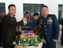 HUT TNI ke-80, Polres Lhokseumawe Beri Kejutan Kue Ulang Tahun ke Markas TNI