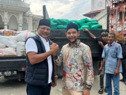 Senator Azhari Cage Serahkan Bantuan Kemensos RI ke Korban Banjir di Bireuen