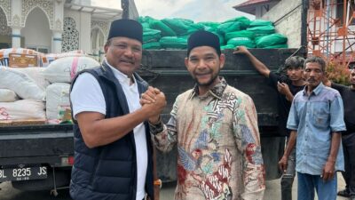 Senator Azhari Cage Serahkan Bantuan Kemensos RI ke Korban Banjir di Bireuen