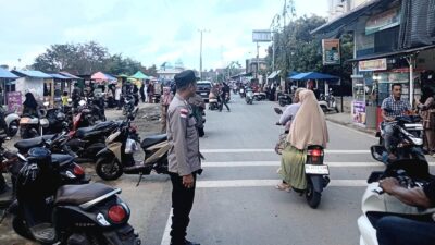 Ramai Pemburu Takjil, Polsek Syamtalira Bayu Turun Atur Arus Lalu Lintas