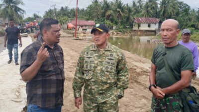 Warga Pesisir Seunuddon Dilanda Air Rob, Dandim 0103/Aceh Utara Bergerak Cepat Salurkan Bantuan