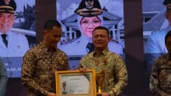 Ayah Wa Dinobatkan sebagai Bupati Terbaik Kategori Komunikasi dan Informasi Publik