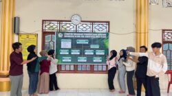 Mahasiswa KKN 56 Unimal Pasang Spanduk Struktur Organisasi Pemerintahan Gampong Meunasah Blang Ara